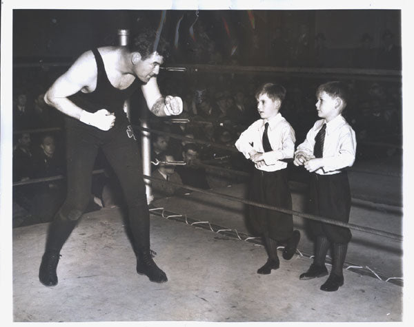 BRADDOCK, JIMMY ORIGINAL WIRE PHOTO (1937-WITH HIS SONS)
