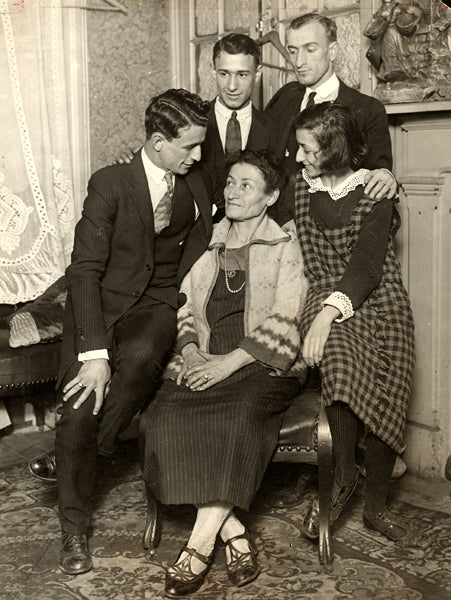 TERRIS, SID WIRE PHOTO (1924-WITH FAMILY)