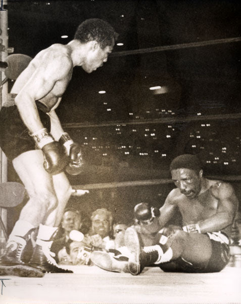 MOORE, DAVEY-SUGAR RAMOS WIRE PHOTO (1963-END OF FIGHT)