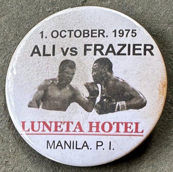 ALI, MUHAMMAD-JOE FRAZIER III SOUVENIR PIN (1975)