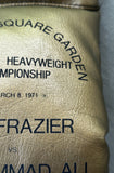 ALI, MUHAMMAD-JOE FRAZIER I SOUVENIR GOLD GLOVE (1971)