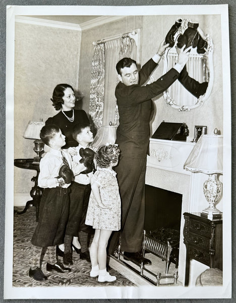 BRADDOCK, JIMMY & FAMILY ORIGINAL TYPE 1 WIRE PHOTO (1938-RETIRING FROM THE RING)