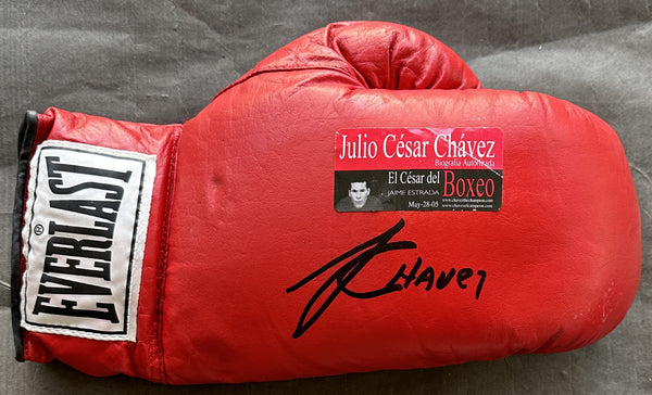 CHAVEZ, JULIO CESAR SIGNED GLOVE (CHAVEZ AUTHENTICATED)