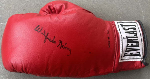 GOMEZ, WILFREDO SIGNED BOXING GLOVE