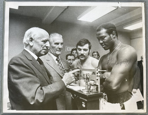 GRIFFITH, EMILE-DANNY MCALOON ORIGINAL TYPE 1 PHOTO (1971-SIGNED BY GRIFFITH)