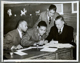 LOUIS, JOE ORIGINAL VINTAGE WIRE PHOTO (1940-REGISTERING FOR THE DRAFT)