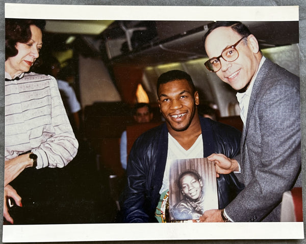 TYSON, MIKE ORIGINAL TYPE 1 PHOTOGRAPH (1986-ON PLANE HOME AFTER BEATING BERBICK)