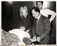 LAMOTTA, JAKE & VICKI ORIGINAL WIRE PHOTO (1951-ROBINSON FIGHT)