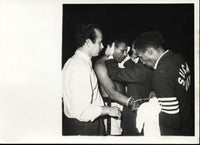 ROBINSON, SUGAR RAY-YOLANDE LEVEQUE WIRE PHOTO (1964)