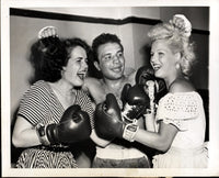 LAMOTTA, JAKE WIRE PHOTO (1950-WITH HIS WIFE & MITRI'S WIFE)