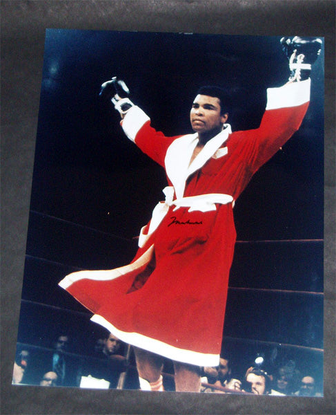 ALI, MUHAMMAD SIGNED LARGE FORMAT PHOTO (1ST FRAZIER FIGHT)