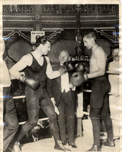 DEMPSEY, JACK WIRE PHOTO (1925-POSING WITH PHIL SCOTT)