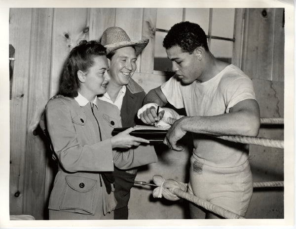 LOUIS, JOE-OLIVIA DE HAVILLAND-BURGESS MEREDITH WIRE PHOTO (1941-TRAINING FOR CONN)