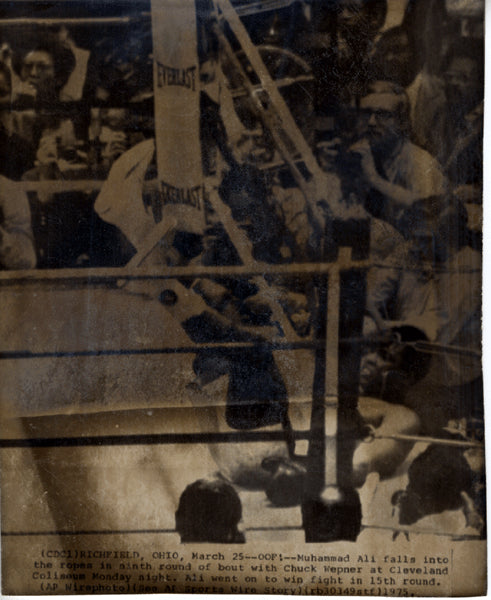 ALI, MUHAMMAD-CHUCK WEPNER WIRE PHOTO (1975)