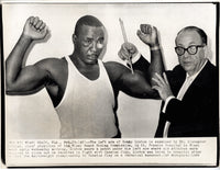 CLAY, CASSIUS-SONNY LISTON I WIRE PHOTO (1964)