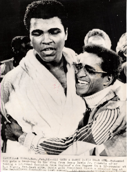 ALI, MUHAMMAD & SAMMY DAVIS, JR. WIRE PHOTO (1973)