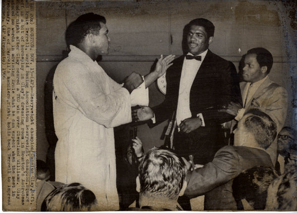 ALI, MUHAMMAD & ERNIE TERRELL WIRE PHOTO (1966)