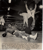 ALI, MUHAMMAD WIRE PHOTO (1975-WITH MAYNARD JACKSON & JULIAN BOND)