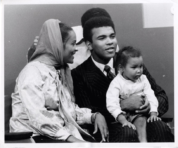 ALI, MUHAMMAD WIRE PHOTO (WITH HIS FAMILY) – JO Sports Inc.