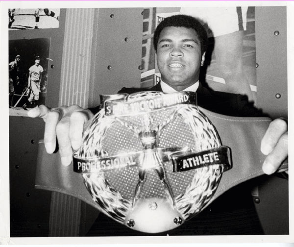 ALI, MUHAMMAD WIRE PHOTO (WITH HICKOK AWARD BELT)