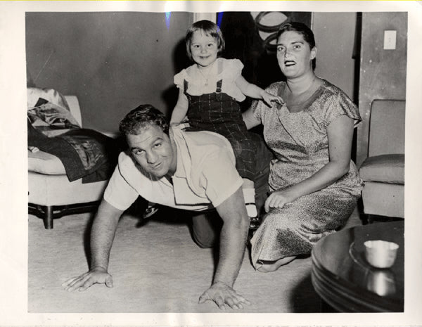 MARCIANO, ROCKY & FAMILY WIRE PHOTO (1956)