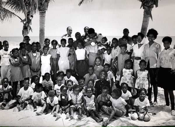 ALI, MUHAMMAD LARGE FORMAT PHOTO WITH CHILDREN BY HOWARD BINGHAM