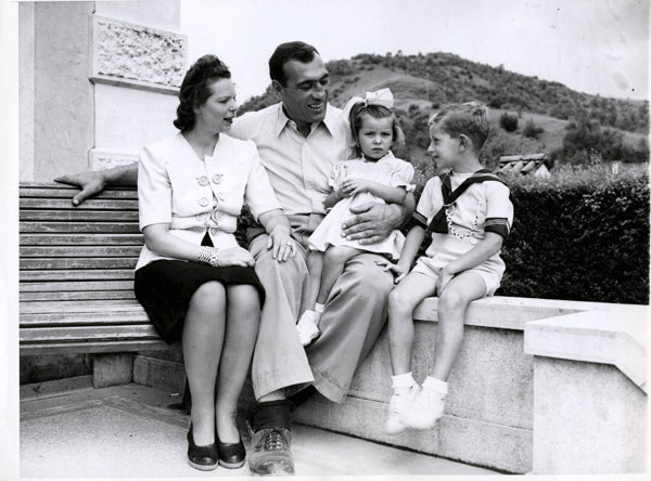 CARNERA, PRIMO & FAMILY WIRE PHOTO (1946)