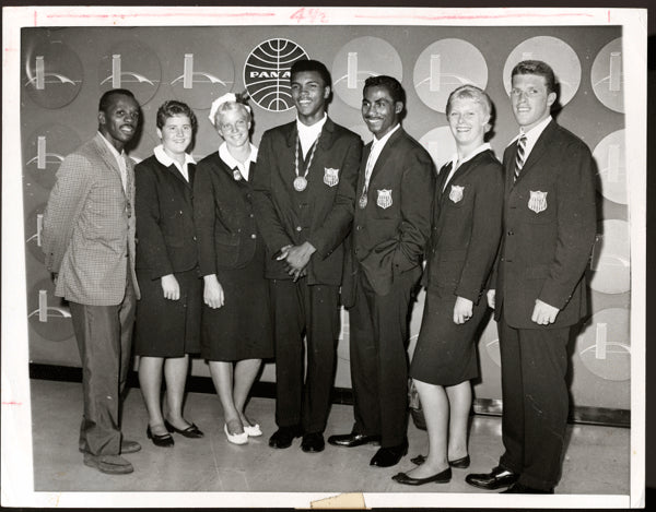 CLAY, CASSIUS 1960 OLYMPICS PHOTO (POSING WITH GOLD MEDALISTS)