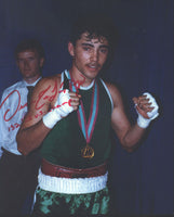 DE LA HOYA, OSCAR SIGNED OLYMPIC PHOTO (1992)