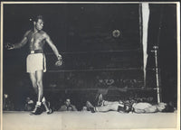 ROBINSON, SUGAR RAY-FLASHY SEBASTIAN ORIGINAL WIRE PHOTO (1947-END OF FIGHT)