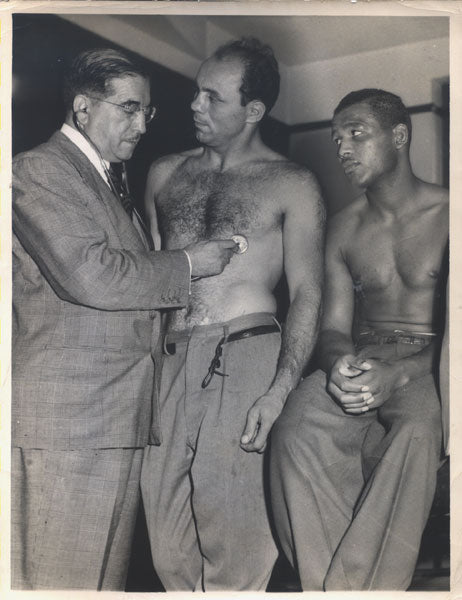 ROBINSON, SUGAR RAY-STEVE BELLOISE ORIGINAL WIRE PHOTO (1949-AT MEDICALS)