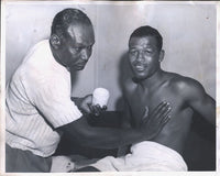 ROBINSON, SUGAR RAY & GEORGE GAINSFORD ORIGINAL WIRE PHOTO (1949-TRAINING FOR GAVILAN)
