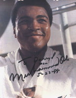 ALI, MUHAMMAD SIGNED PHOTOGRAPH