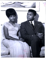 CLAY, CASSIUS & FIRST WIFE SONJI WIRE PHOTO (1964)