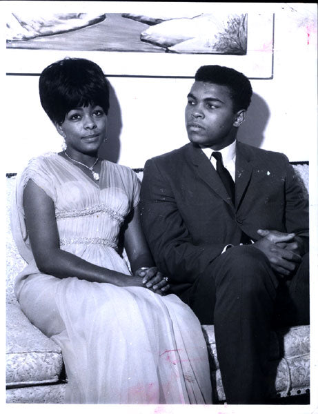 CLAY, CASSIUS & FIRST WIFE SONJI WIRE PHOTO (1964)