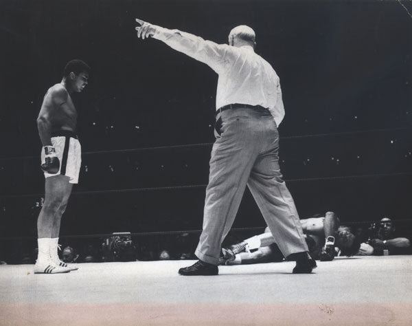 ALI, MUHAMMAD-CLEVELAND WILLIAMS WIRE PHOTO (END OF FIGHT-1966)