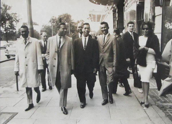ROBINSON, SUGAR RAY LARGE FORMAT PHOTO (1962-IN LONDON BEFORE DOWNES FIGHT)