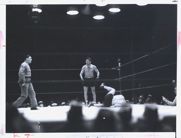 SCHMELING, MAX-MICKEY WALKER WIRE PHOTO (1932-END OF FIGHT)