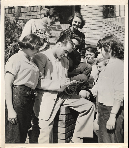 OLSON, CARL "BOBO" WIRE PHOTO (1953-SIGNING AUTOGRAPHS)