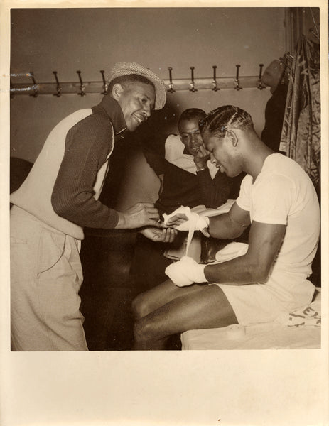 ROBINSON, SUGAR RAY WIRE PHOTO (1951-GETTING HANDS WRAPPED)