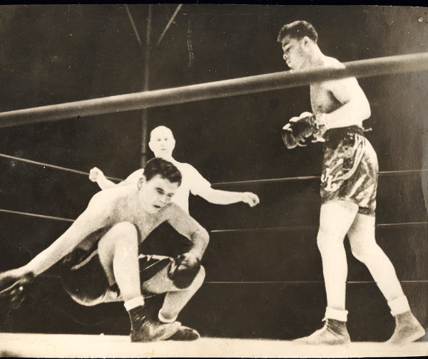 LOUIS, JOE-JIMMY BRADDOCK WIRE PHOTO (1937-END OF FIGHT)