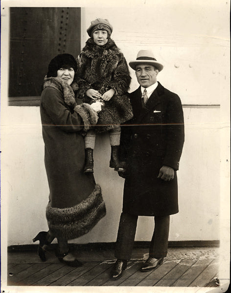 DUNDEE, JOHNNY & FAMILY WIRE PHOTO (1924)