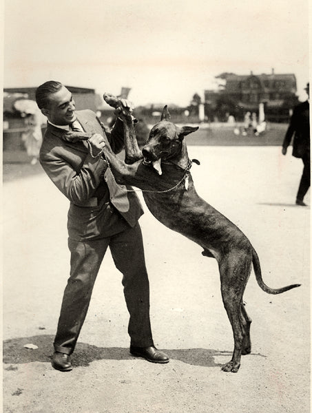 BERLENBACH, PAUL WIRE PHOTO (1925-POSING WITH HIS DOG