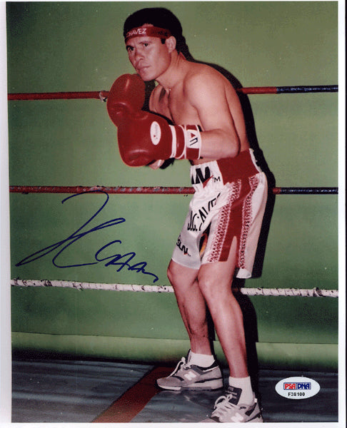 CHAVEZ, JULIO CESAR SIGNED PHOTO (PSA/DNA AUTHENTICATED)