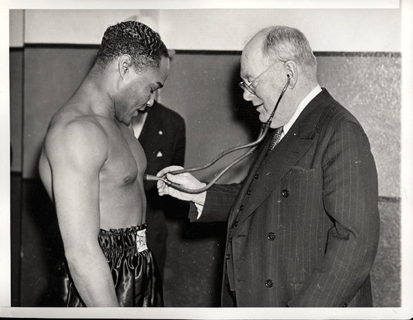 ARMSTRONG, HENRY WIRE PHOTO (HAVING A PRE FIGHT MEDICAL)