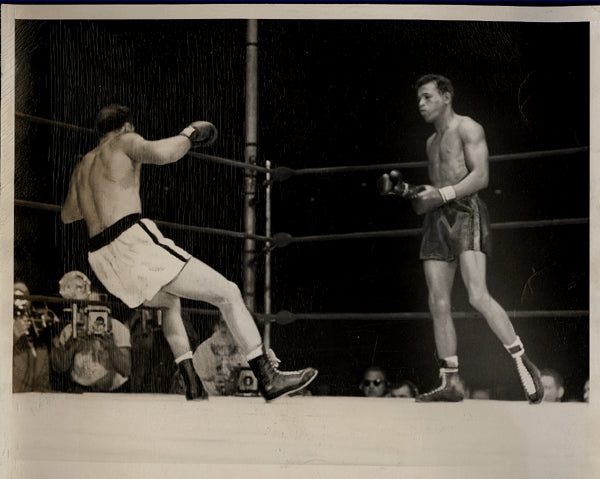 ROBINSON, SUGAR RAY-STEVE BELLOISE WIRE PHOTO (END OF FIGHT-1949)