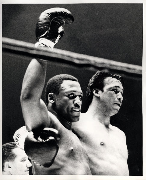 FRAZIER-JOE-MANUEL RAMOSE WIRE PHOTO (1968-POST FIGHT)