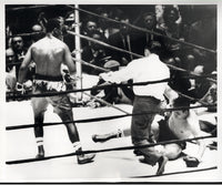 FRAZIER, JOE-MANUEL RAMOS WIRE PHOTO (1968-2ND ROUND-RAMOS DOWN)