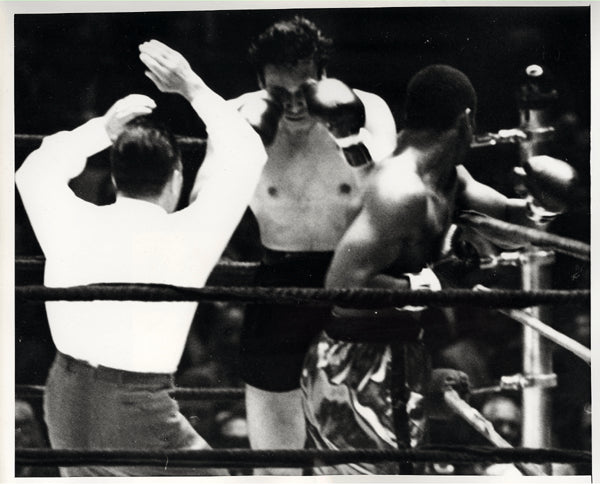FRAZIER, JOE-MANUEL RAMOS WIRE PHOTO (1968-REF WAVING OFF THE ACTION)