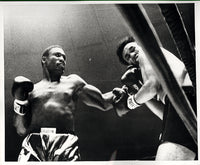 FRAZIER, JOE-MANUEL RAMOS WIRE PHOTO (1968-2ND ROUND-FRAZIER LANDS LEFT HOOK)